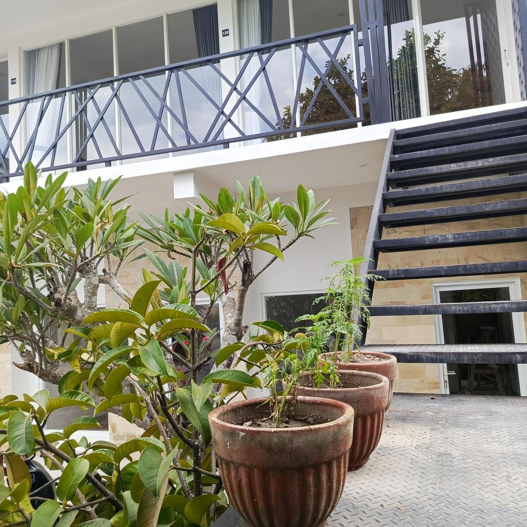 Zavana Rooms & Restaurant Tanjungkarang Exterior foto